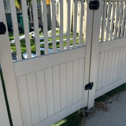 70 Lf Of Vinyl Fence