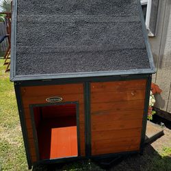 Retriever Lodge-style dog House 