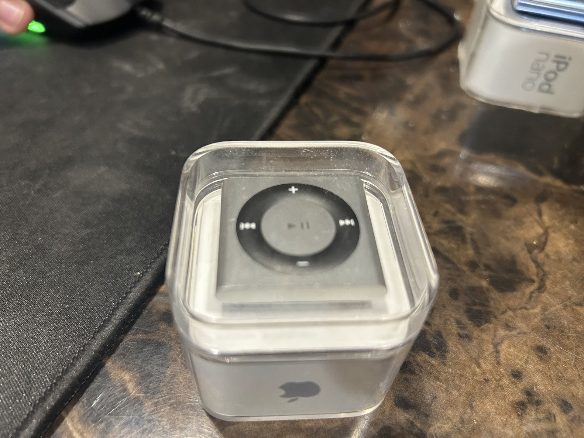 2 iPod nano 8th gen 1 shuffle 2010