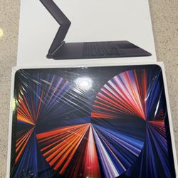 New iPad Pro 12.9" 5th Generation Space Grey 1 TB With Magic Keyboard LTE