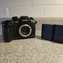 Panasonic Lumix DC-GH5 Like New shutter count only 7932
