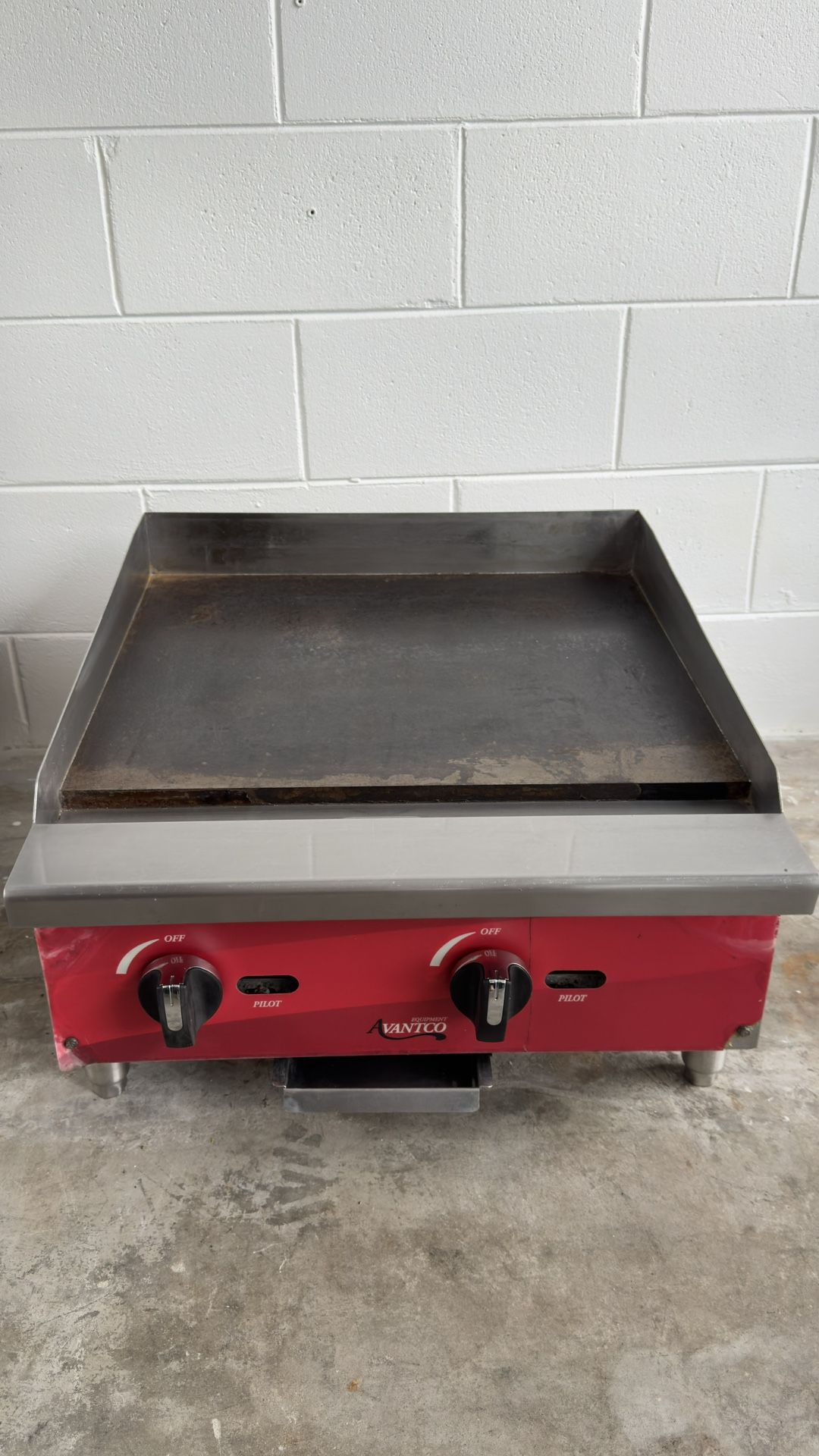 AVANTCO 24β wide 2 burner manual gas griddle - Restaurant Equipment