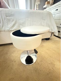 White round desk chair