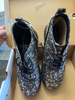 Arizona Jean Co. NWT, women's blk floral  ankle boots,