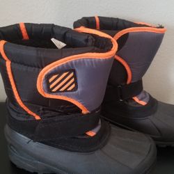 Snow boots size 3