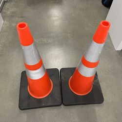 28” heavy Duty traffic cones (10$each one) 7 total cones