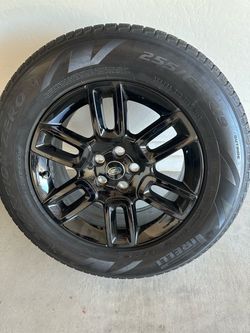 Land Rover 19" Black Alloy Wheel with Pirelli Tire