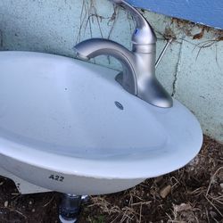 Two matching vanity seanks American standard two faucets brushed nickel delta 140$