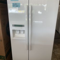 Whirlpool Side By Side Refrigerator White Excellent .  Warranty  . Delivery Available . 2203 Fowler St. 33901