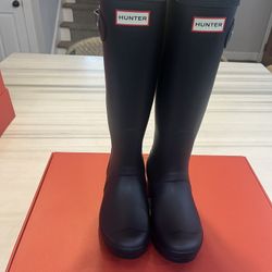 Hunter Classic Black Boot With Buckle On The Side In Navy