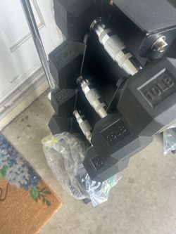 New set of dumbbells 10 pounder 30 pounder 20 pounder 25 pounder and 30 pounder they come with a three rock