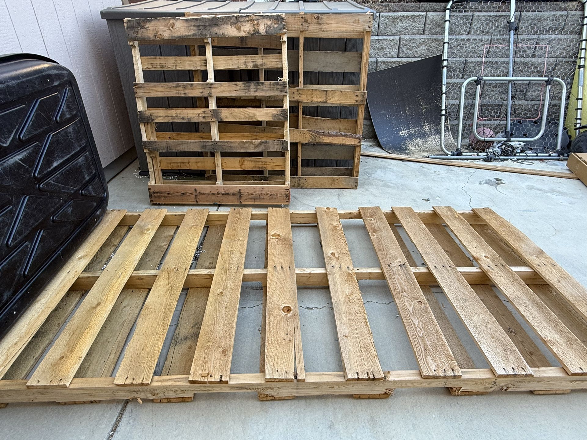 Free wood pallets, 6 of them, assorted sizes, 2 XL