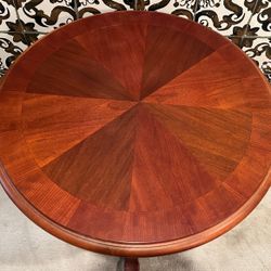 BEAUTIFULLY DESIGNED AMERICAN HERITAGE WOOD HAMMARY ROUND TABLE 