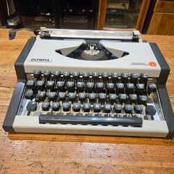 1971 Olympia Traveller de Luxe Portable Typewriter