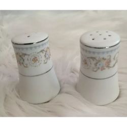 Japanese salt and pepper shakers Ceramic Floral design