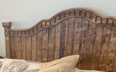 SOLID WOOD FRAME RUSTIC WOOD COLOR IN EXCELLENT CONDITIONS
