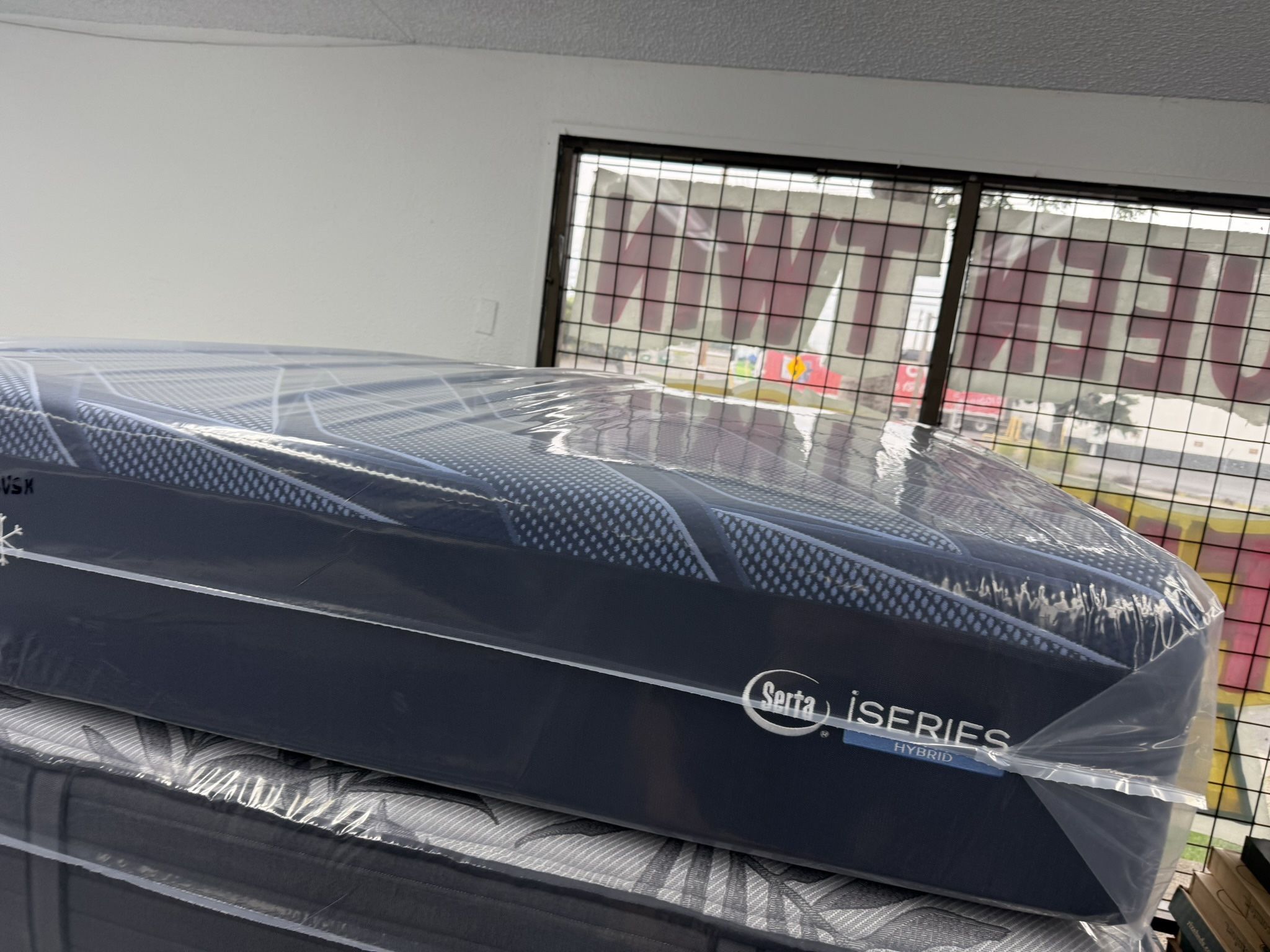 QUEEN SIZE SERTA ISERIES 3000 (PLUSH) MATTRESS & BOX SPRING BED SET