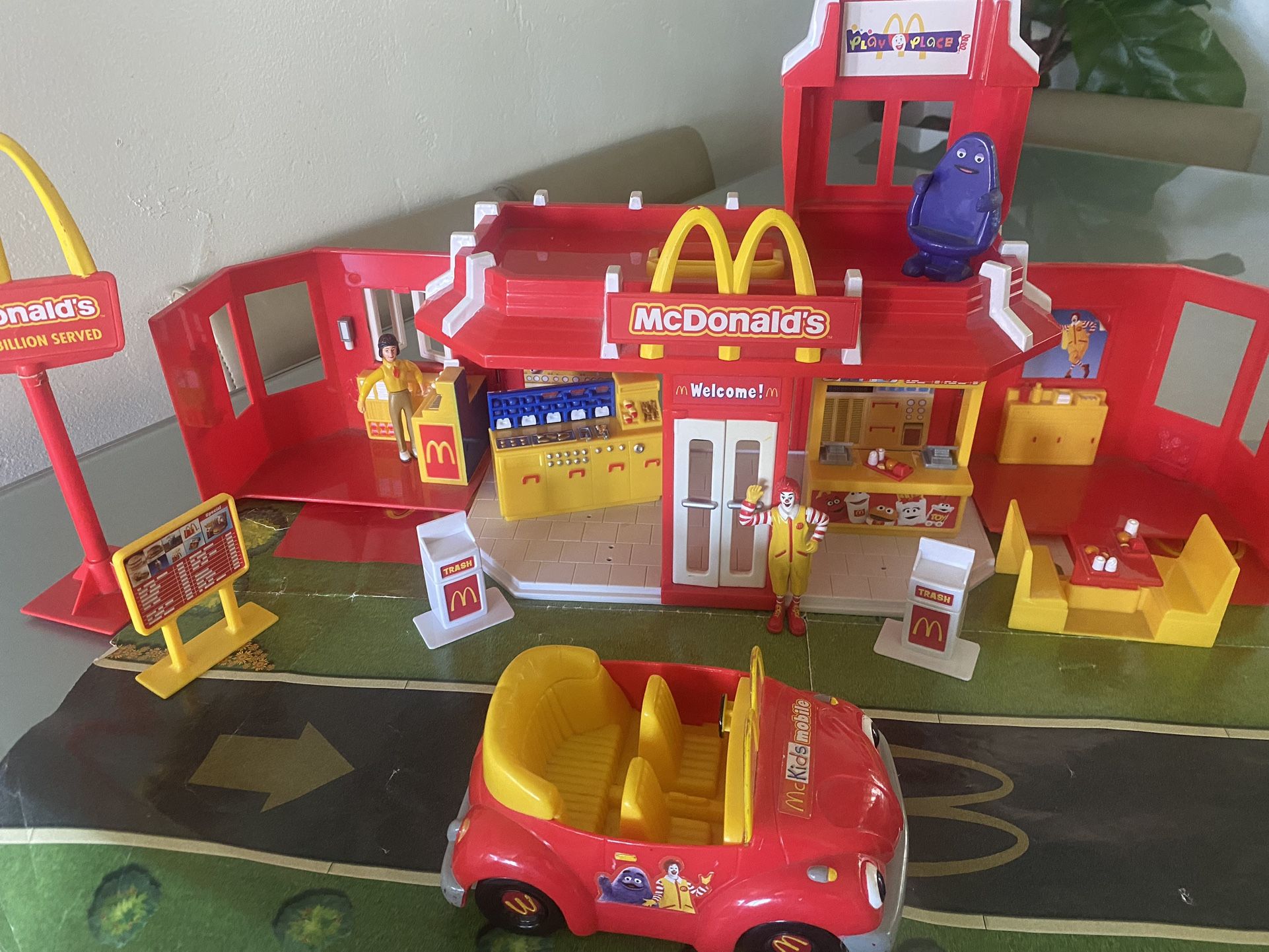 VINTAGE 2003 McDonalds Play Restaurant Playset Drive Thru & Family