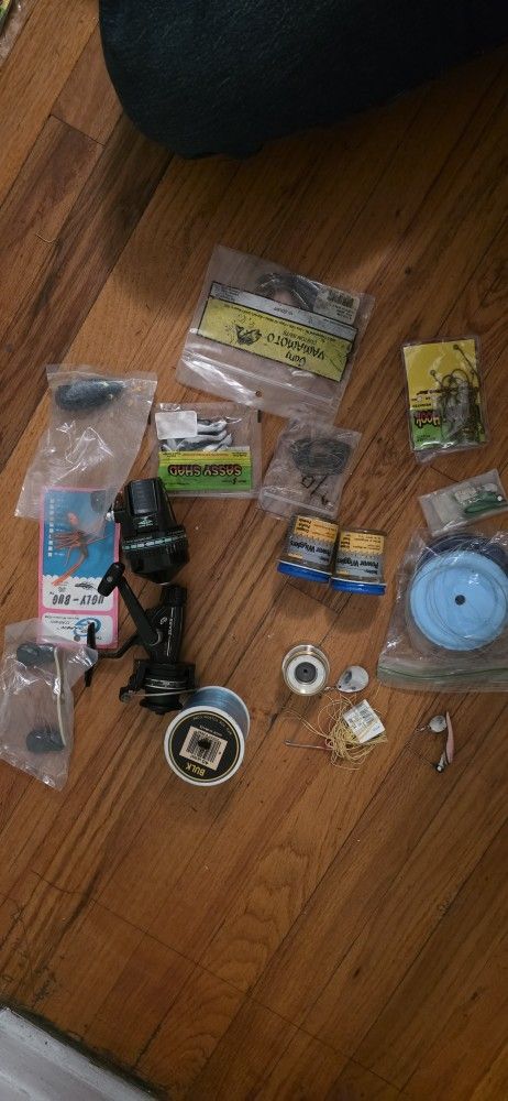 MIXED FISHING TACKLE LOT 