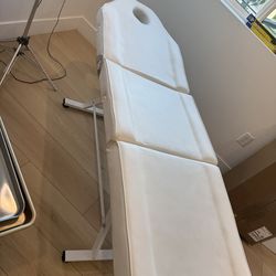 Lash and treatment bed