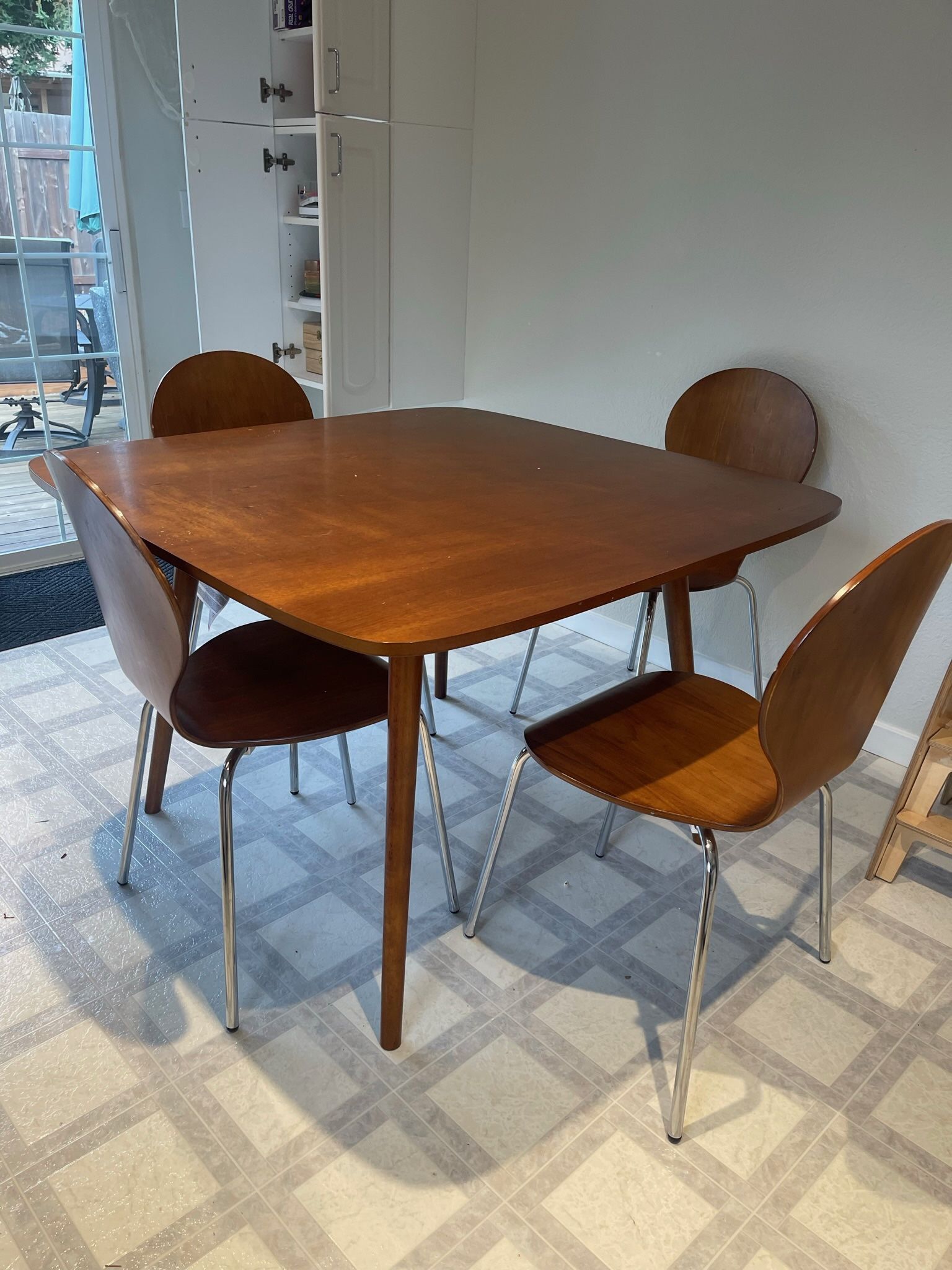 40" Dining Table with Four Chairs