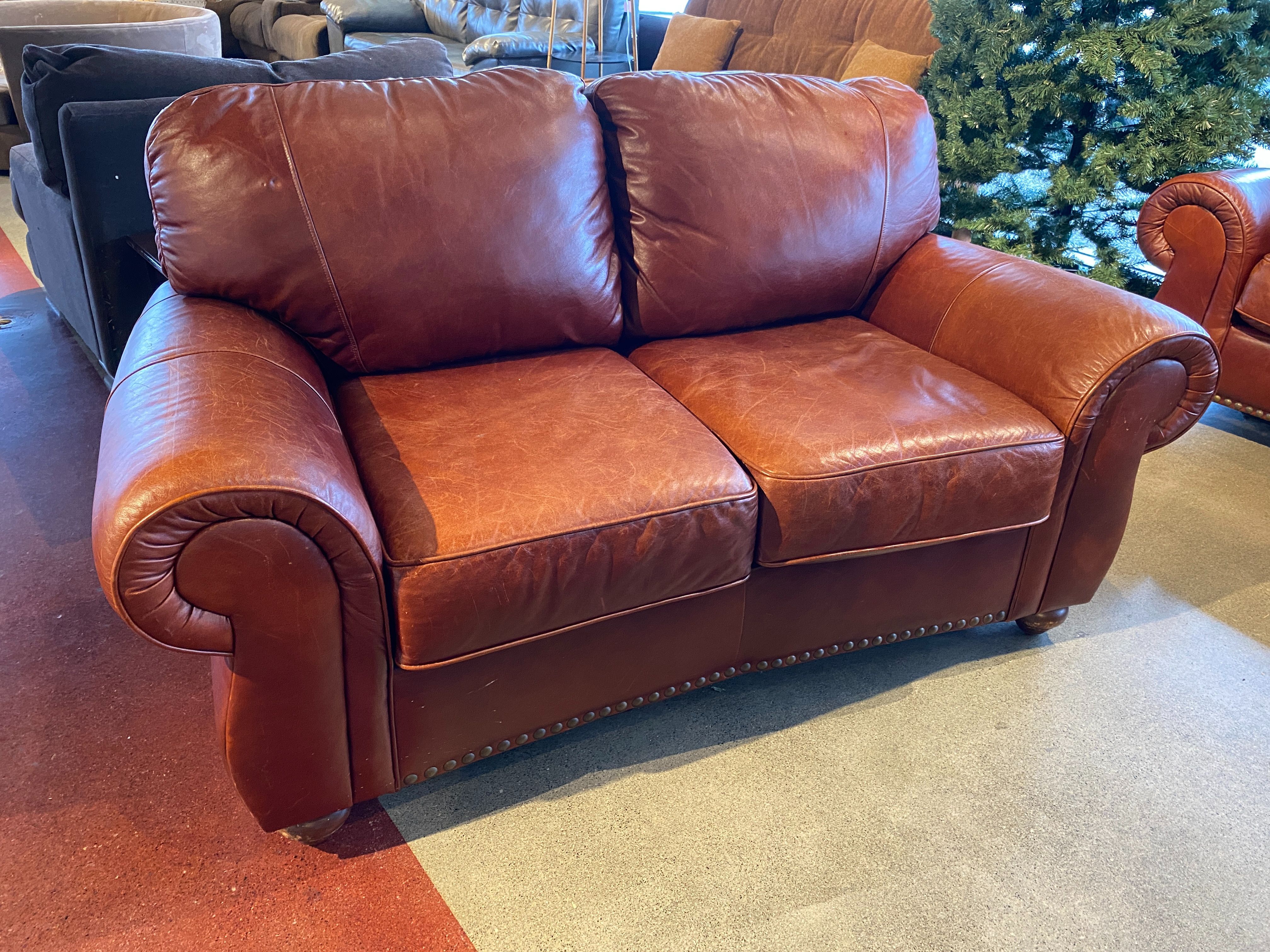 DISTINCTIVE DESIGNS Leather Loveseat in Red-Brown