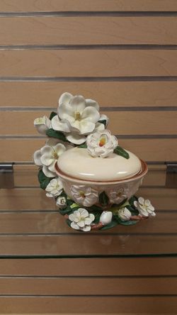 Cookie Jar / Container / Storage - $24.99 ( NEW ) ceramic & resin. Magnolia