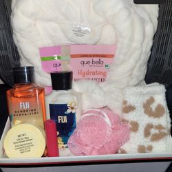 Valentine's Basket. Valentine's Gift Set Bathrobe Spa Kit Birthday Gift. BBW Fiji San Valentin 