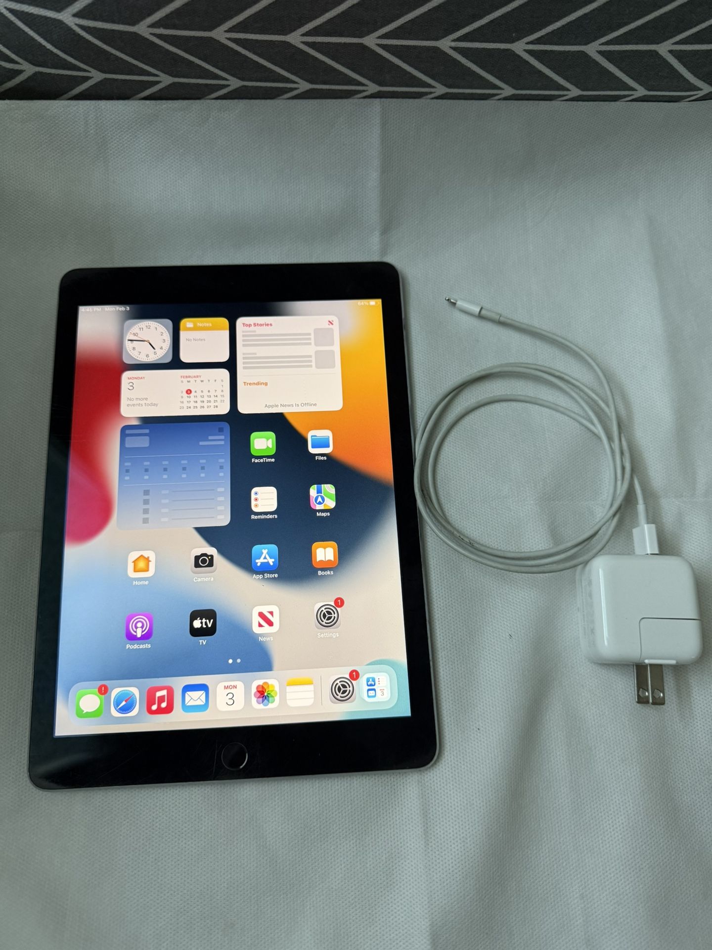 Apple iPad Air 2 + Cable & Charger, A1566 (2nd Gen iPad Air 2 Tablet)