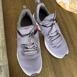 Women's 7.5 Nikes 