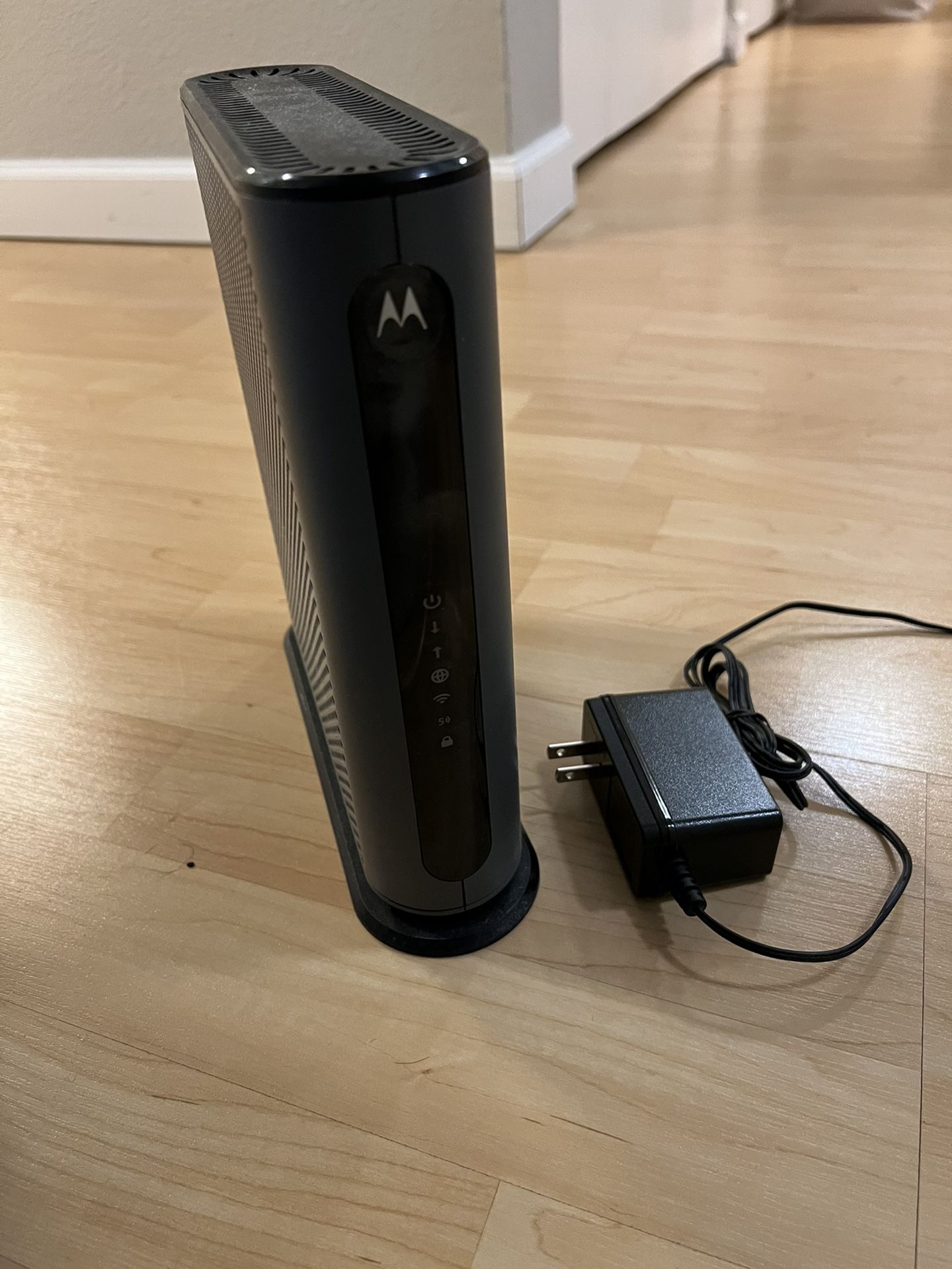 MOTOROLA MG7540 Modem Plus WiFi Router