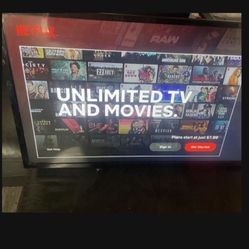 32 Smart TV Vizio W Wall Hanger Excellent Condition