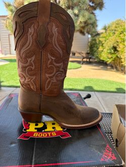 Women’s cowgirl boots size 8