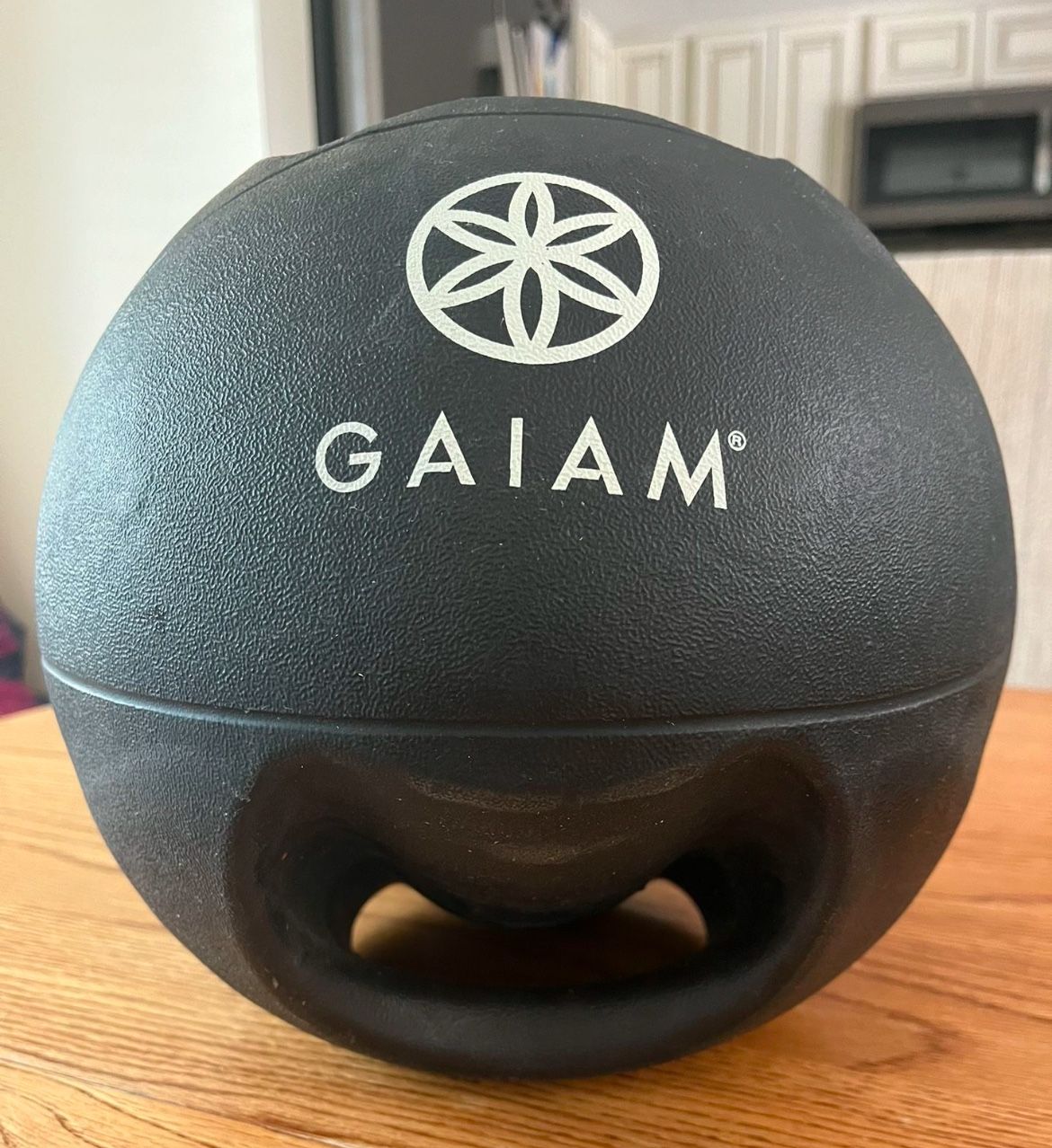Gaiam 8lb weight Medicine ball w/ dual handles