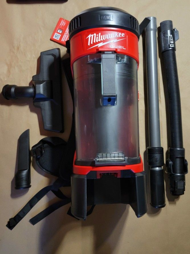 Milwaukee
M18 FUEL 18-Volt Lithium-Ion Brushless 1 Gal. Cordless 3-in-1 Backpack Vacuum (Vacuum-Only)