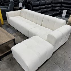 Living Room Sectional with Ottoman in Off White (12/28) / Sala de estar seccional con otomana en blanco roto