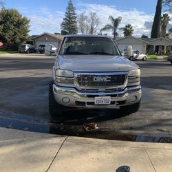 2006 GMC Sierra 2500 HD Motor 6.0 Gasoline 220 Mil Millas Con Sistema  Por 11 O mejor Oferta  Título Salvage 