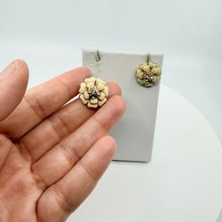 VTG Cream Enamel Flower Stud Earrings Gold Tone Crystal Center Chic