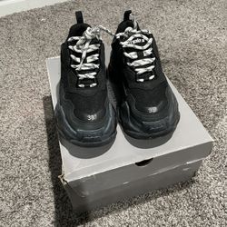 BALENCIAGAS Triple S 