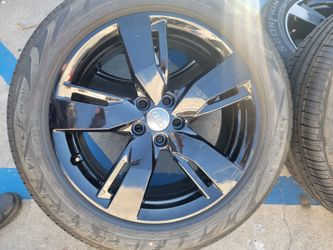 OEM 19" AUDI Q5 2022 Glossy Black Wheels With PIRELLI Tires