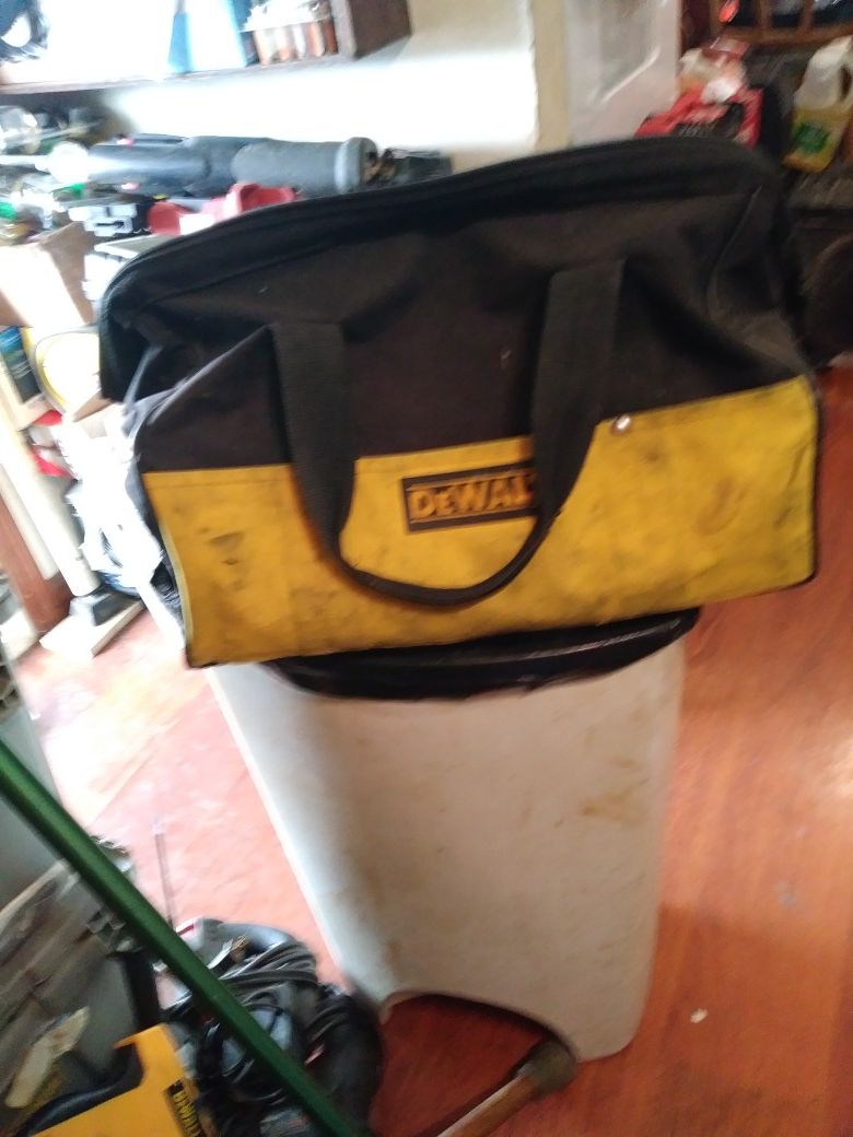 DEWALT TOOL BAG IN GOOD CONDITION BUT DOES HAVE SMALL HOLE IN SIDE