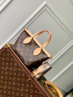 The NeverFullbb handbag has a zipper added.