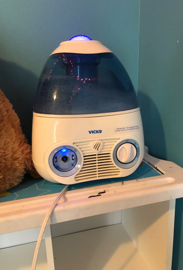 Vicks humidifier w/ night light for Sale in Marysville, WA OfferUp