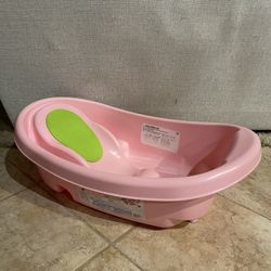 baby bathtub  We have lots of baby stuff that is not posted yet, if there is anything you’re looking for that’s not listed, please message us. Thanks!