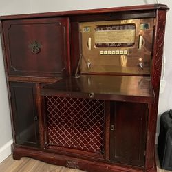 Vintage 1940s Console Radio & Record Player 
