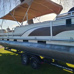 01 27 Ft Pontoon Boat 