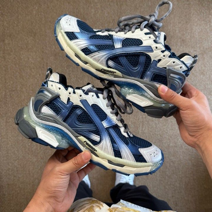 ππΊ πΊπ² π¨π§ π’π΄γππΌπ½π€π’ππ€π¬πππγ Balenciaga