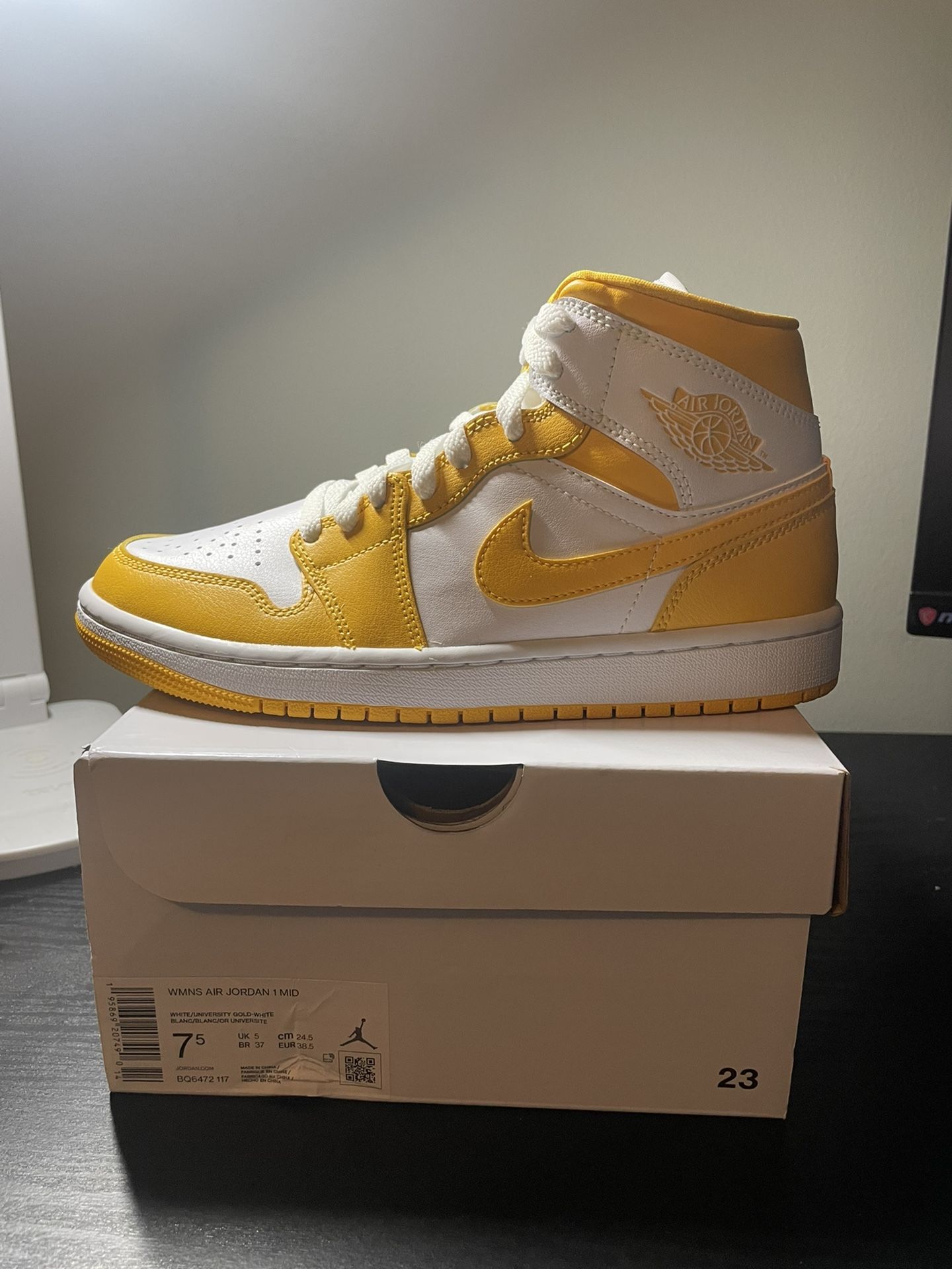 Jordan Mid University Gold