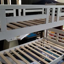 Twin/twin bunkbed with storage drawers