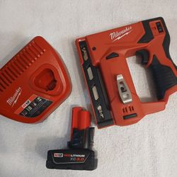 Milwaukee M12 12-Volt Lithium-Ion Cordless 3/8 in. Crown Stapler with 4.0 Ah M12